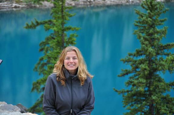 feliz, durante passeio pelo Lake Moraine, na região de Lake Louise, em Alberta, no Canadá